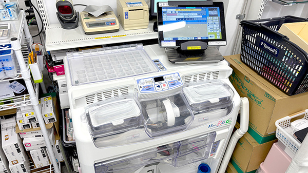 薬局トモズ大倉山店の調剤器具