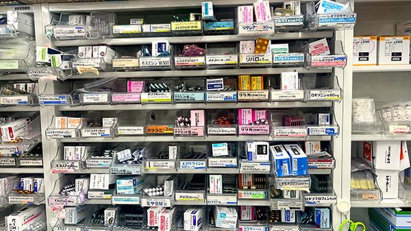 大信薬局　長津田店の薬棚