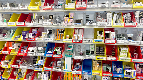 薬局トモズ武蔵小杉店の薬棚