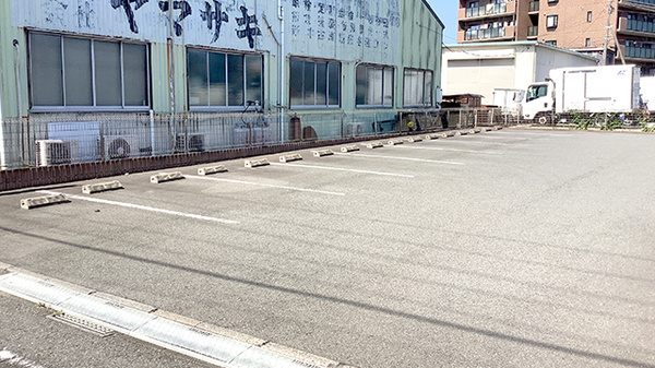 ひばり薬局の駐車場