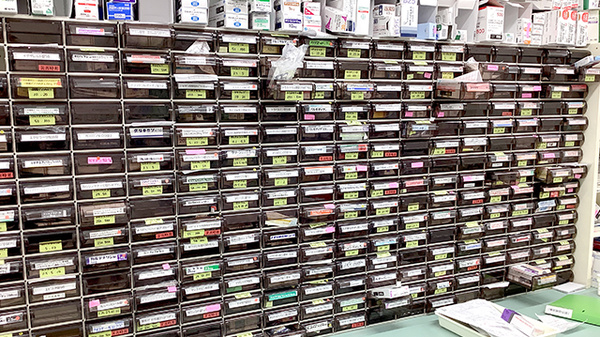 くすのき薬局栢山駅前店の薬棚