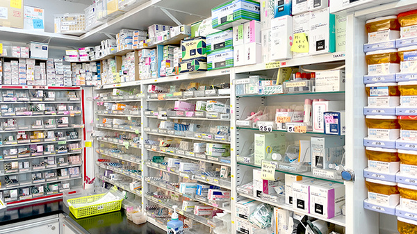 リブラ薬局三浦店の薬棚