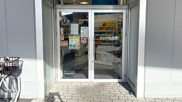 薬局トモズららぽーと海老名店の入口
