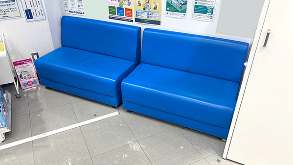薬局トモズららぽーと海老名店の待合スペース