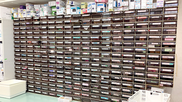 くすのき薬局二宮店の薬棚