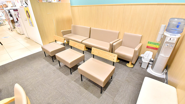 イオン薬局 ライカム店の待合スペース