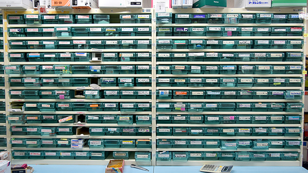 りんご調剤薬局西原東店の薬棚