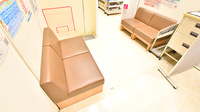 イオン薬局南風原店の待合スペース