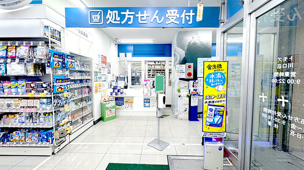 薬局トモズ川口店の入口