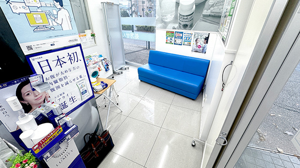 薬局トモズ川口店の待合スペース