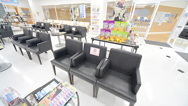 薬局日本メディカル 桶川店の待合スペース