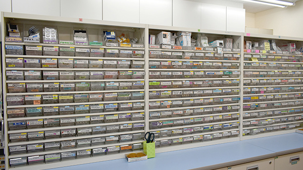 いなみつ薬局元町店の薬棚