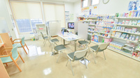 ドラッグイレブン薬局中川通り店の待合スペース