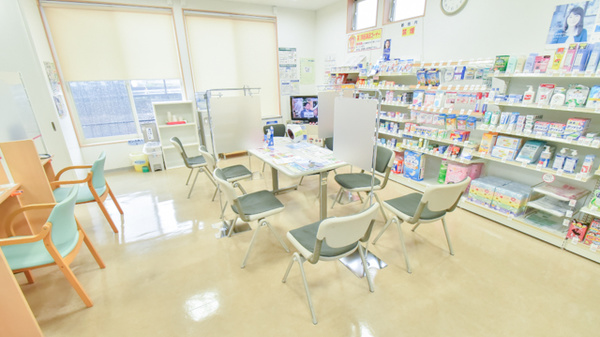 ドラッグイレブン薬局中川通り店の待合スペース