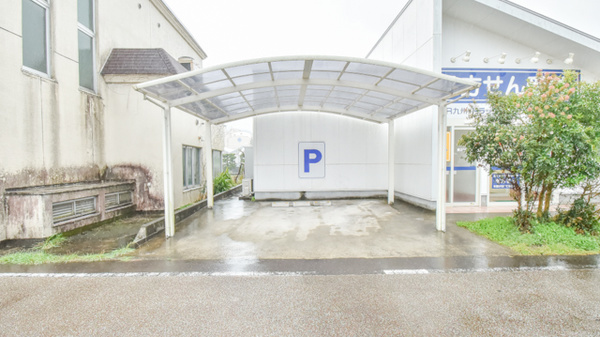 ドラッグイレブン薬局中川通り店の駐車場