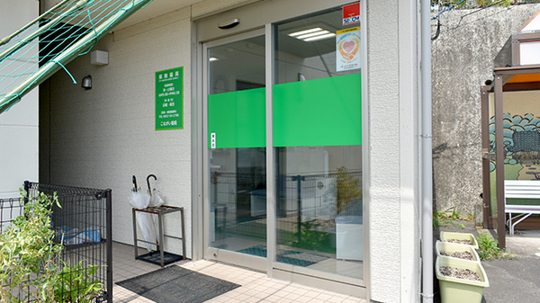 こながい薬局の入口