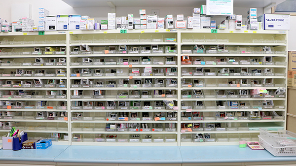 アイワ薬局小倉台店の薬棚