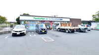 ファミリーマート+ファーマライズ薬局 美浜店の駐車場
