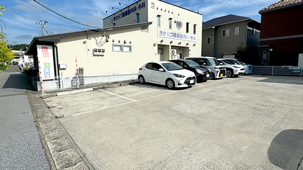 にじいろ薬局の駐車場