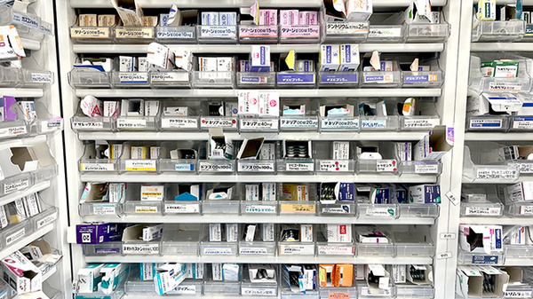 とまと薬局旭店の薬棚