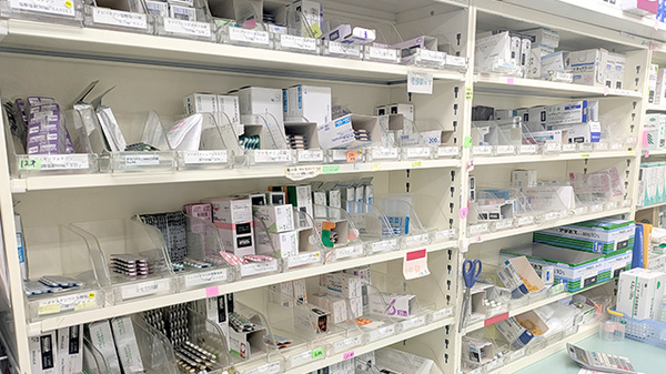 タカダ薬局ちはら台店の薬棚