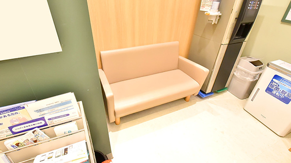 イオン薬局富津店の待合スペース