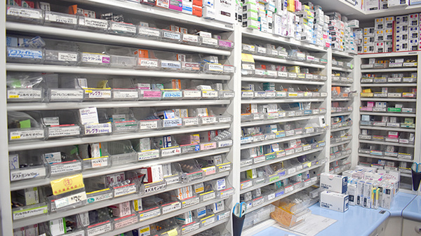 西冠トモエ薬局の薬棚
