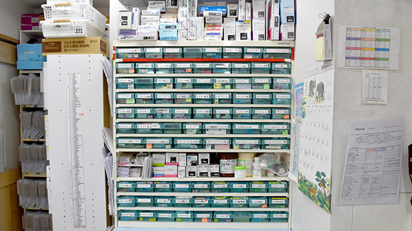 つばさ薬局星ヶ丘店の薬棚