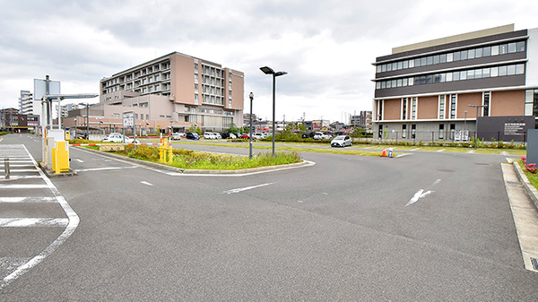 ひらかた市民薬局の駐車場