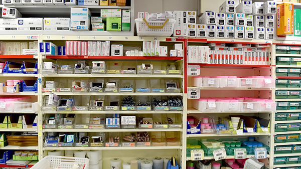 アカカベ薬局　常盤町店の薬棚