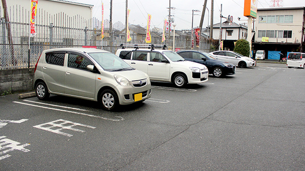 アカカベ薬局　四條畷店の駐車場
