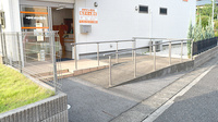 かめのい薬局の入口