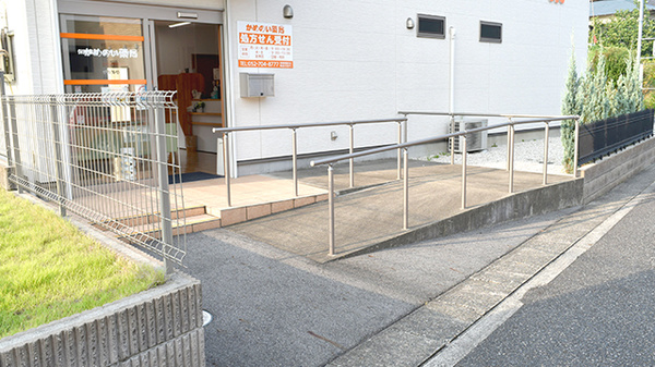 かめのい薬局の入口