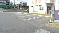 かめのい薬局の駐車場