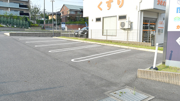 かめのい薬局の駐車場