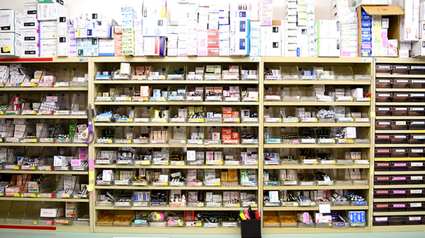 ポトス薬局とよたじょうすい店の薬棚