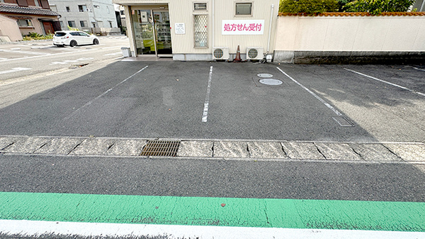 ポニー調剤薬局の駐車場