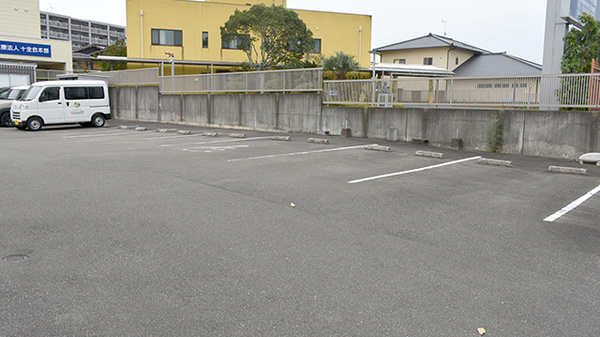 ペリカン薬局ファミリーガーデン大野城店の駐車場