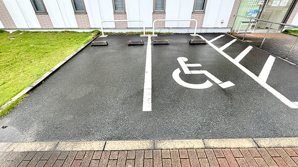宮の陣薬局の駐車場
