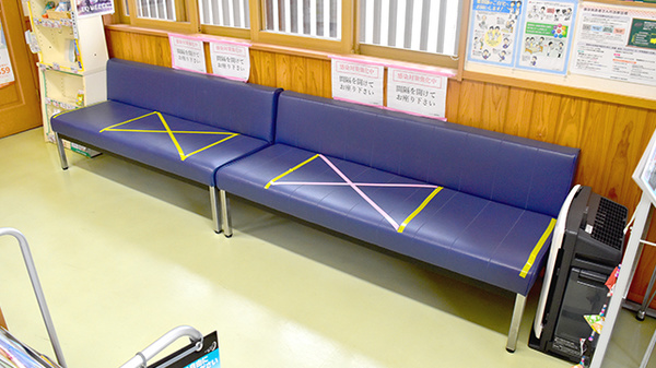 しらかべ調剤薬局の待合スペース