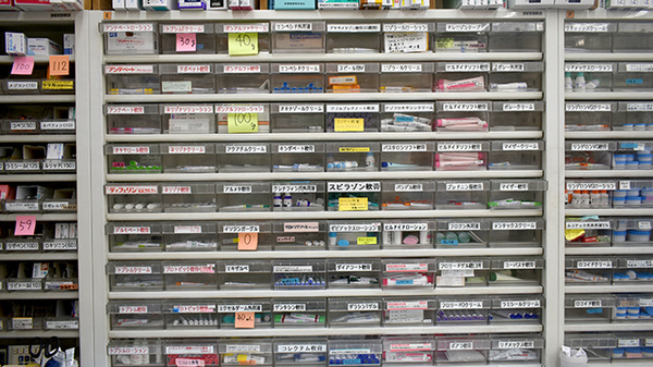 平成堂薬局元町店の薬棚