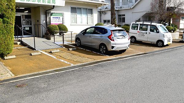 西添田駅前薬局の駐車場