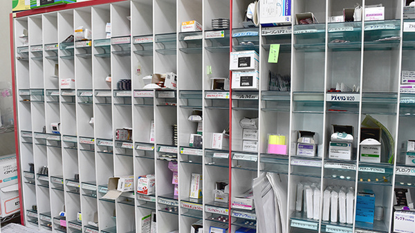 有限会社コスモ調剤薬局中間店の薬棚