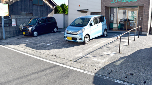 有限会社コスモ調剤薬局中間店の駐車場