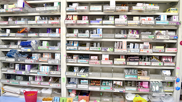 さくらんぼ薬局沖野上店の薬棚
