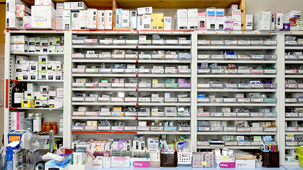 あい・ハート薬局堂庭店の薬棚