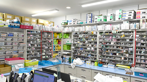久津川ゆう薬局の薬棚