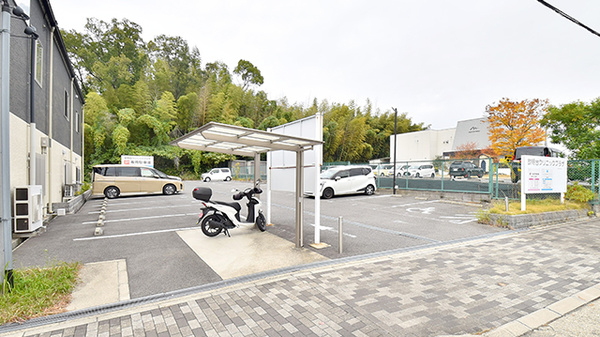 つばき薬局 美濃山店の駐車場