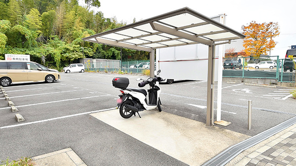 つばき薬局 美濃山店の駐輪場