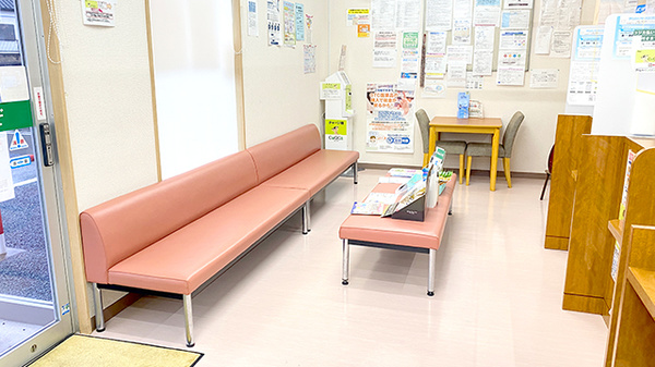 くすりのマルト調剤薬局　金沢店の待合スペース